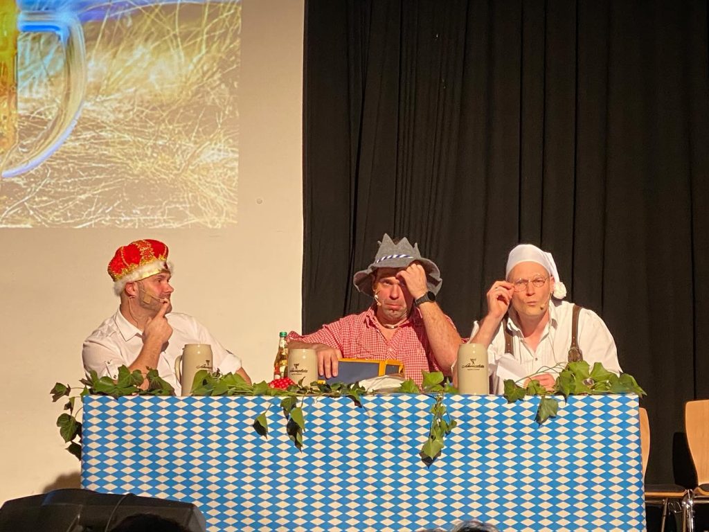 Die „Scheinheiligen Drei Bierkönige“, gespielt von Matthias Reiner, Thomas Hohler und Tobias Hauser (v.l.n.r.)